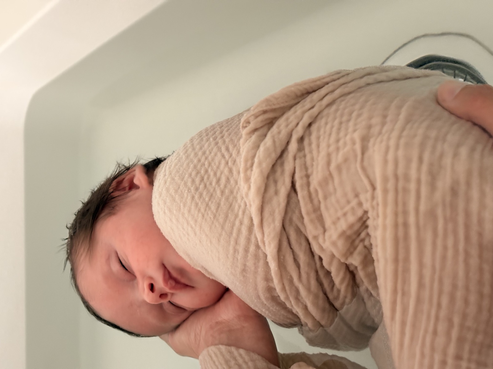 Bébé enveloppé avec douceur dans un lange