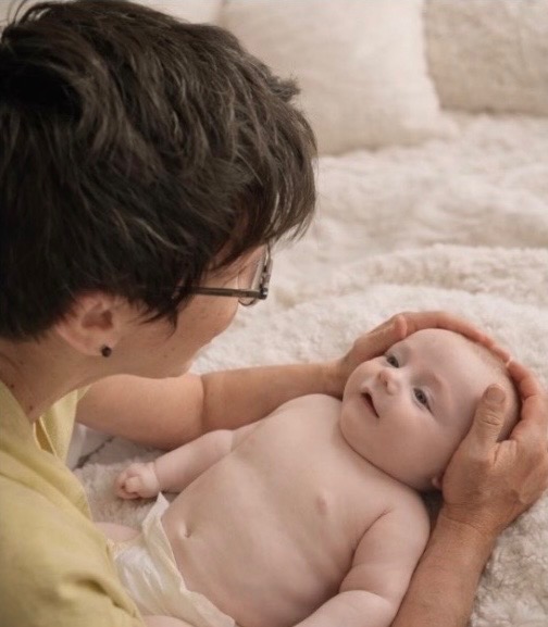 Technique de massage pour soulager les coliques du bébé