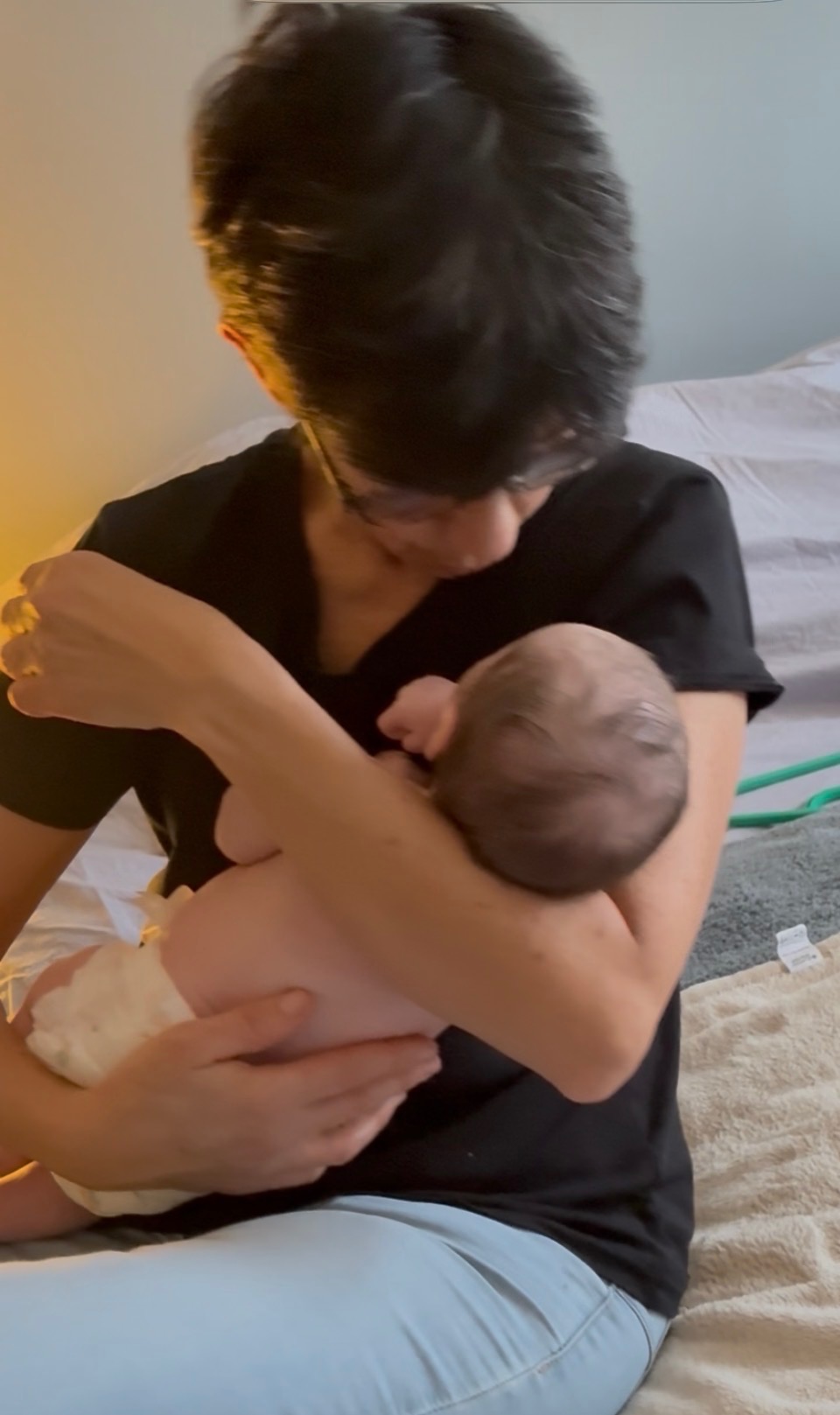 Moment de tendresse et de connexion parent-enfant lors d'une séance de massage
